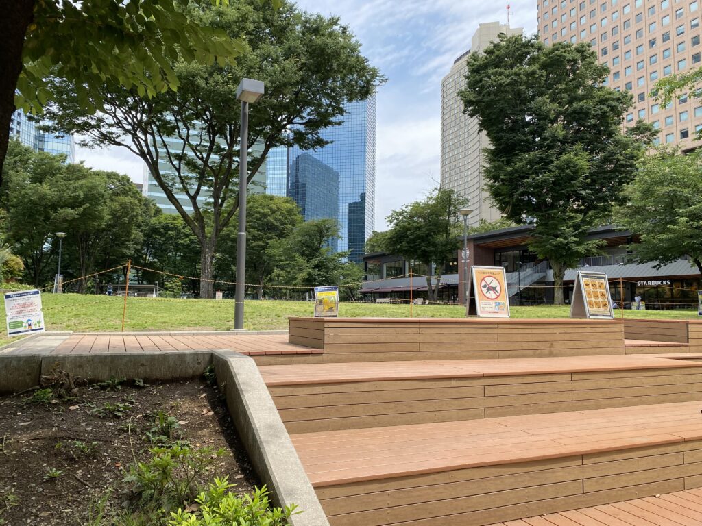 新宿中央公園のベンチ