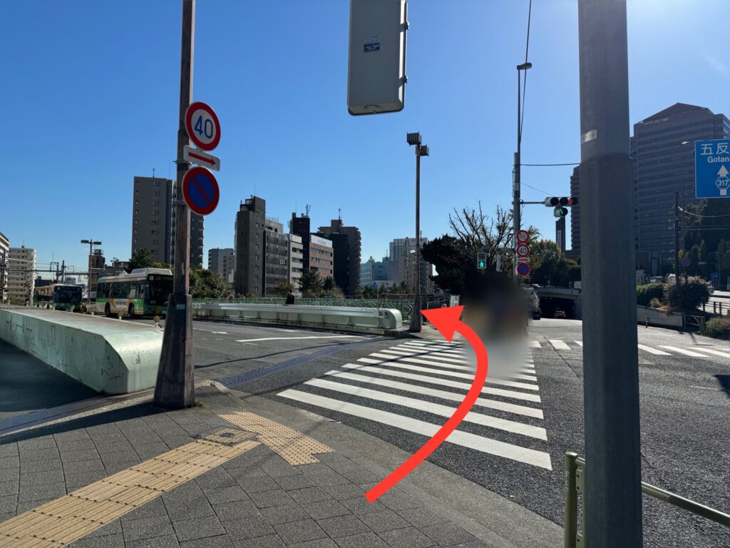 横断歩道を渡り、左に曲がる