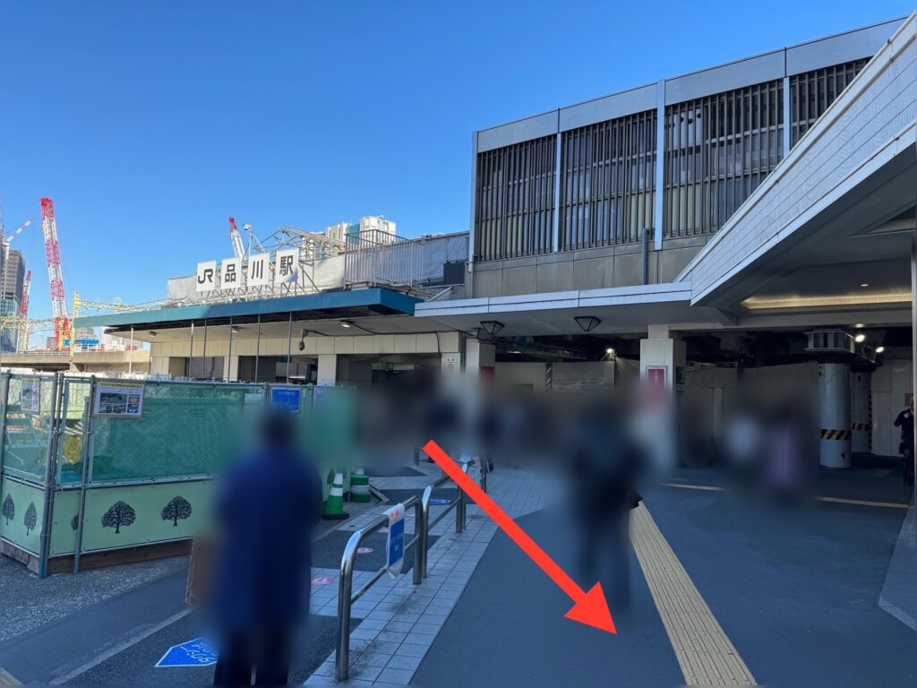 JR品川駅高輪口に出たら品川駅前交差点を目指す。