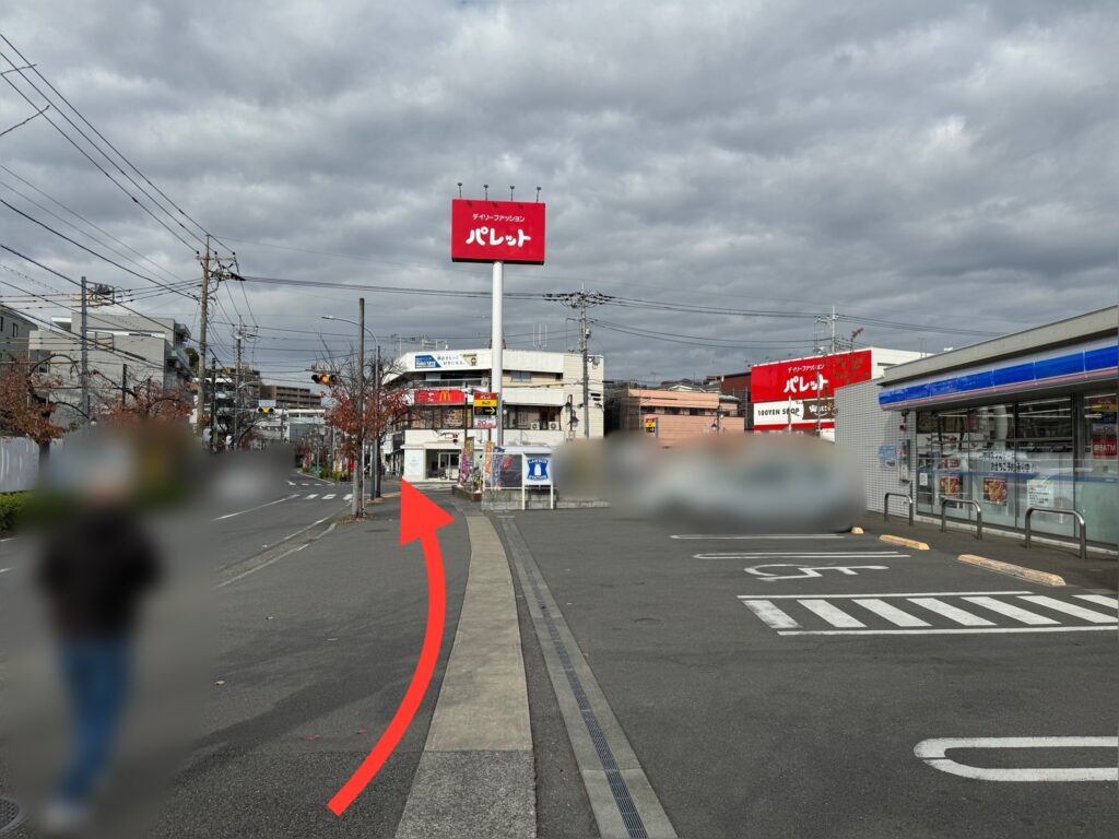 ローソンを通りすぎて、横断歩道を渡るとお店があります。