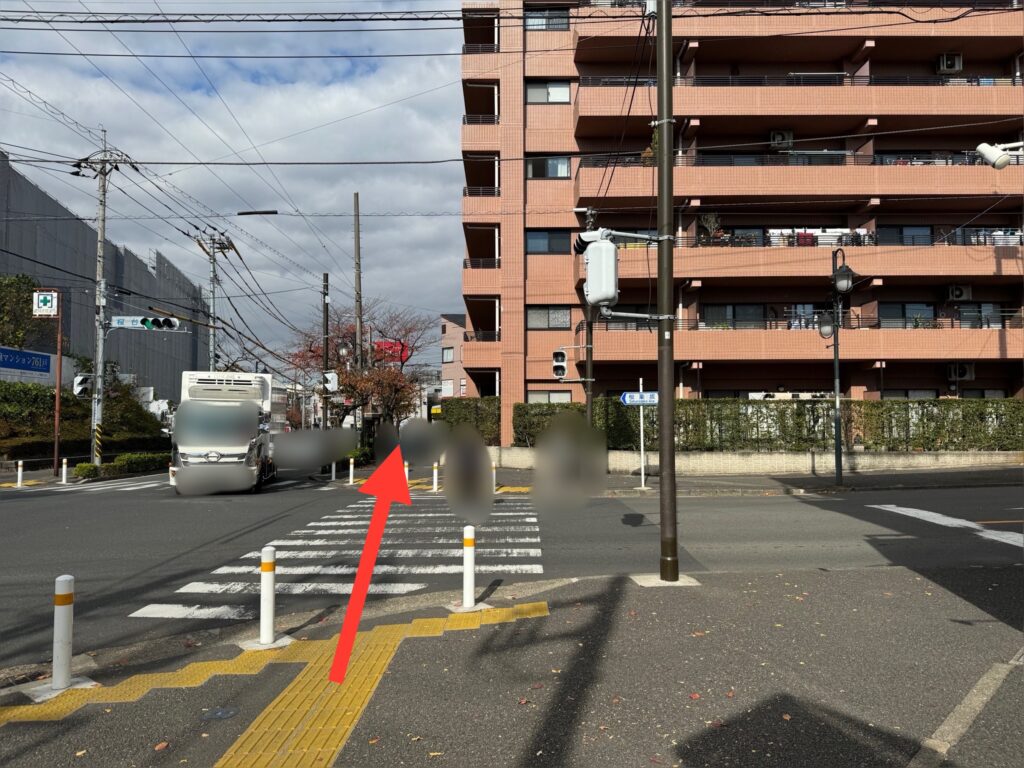 ベーカリーカフェ コペ前の横断歩道を右手に真っ直ぐに渡る。