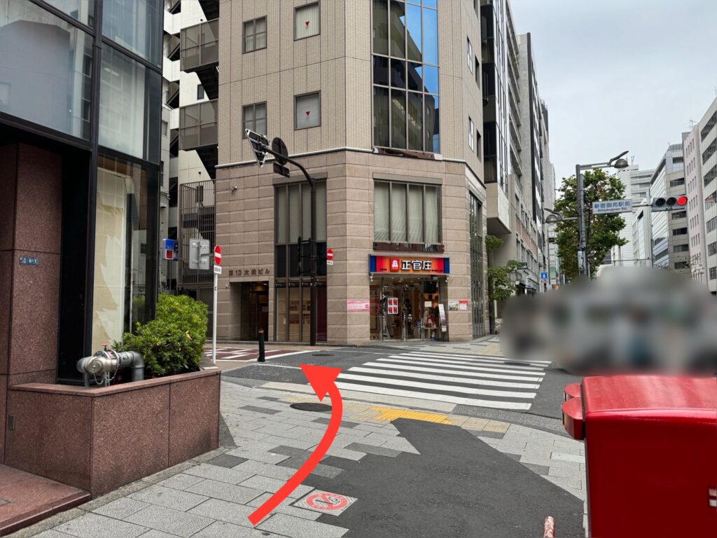 新宿御苑駅前交差点を左に曲がる。
