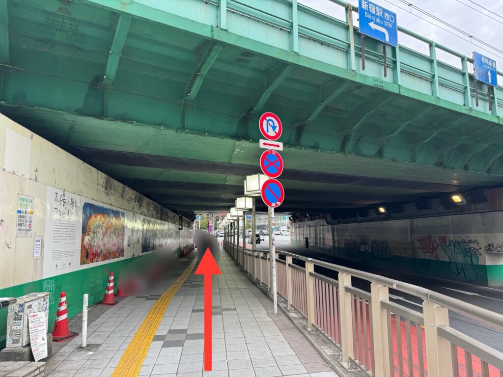 新宿大ガード下を抜けていく。