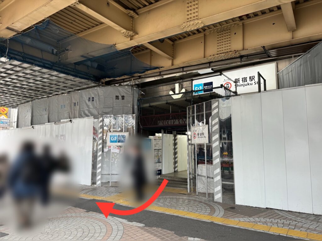 新宿駅B14出口を出たら、右に曲がる。