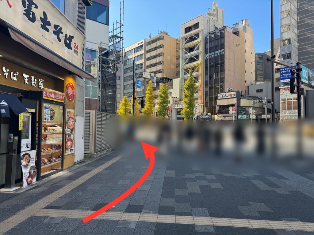左に曲がり富士そばの前を通り道沿いに進む。