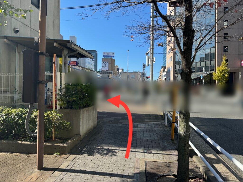浜松町交番前を左に曲がる。