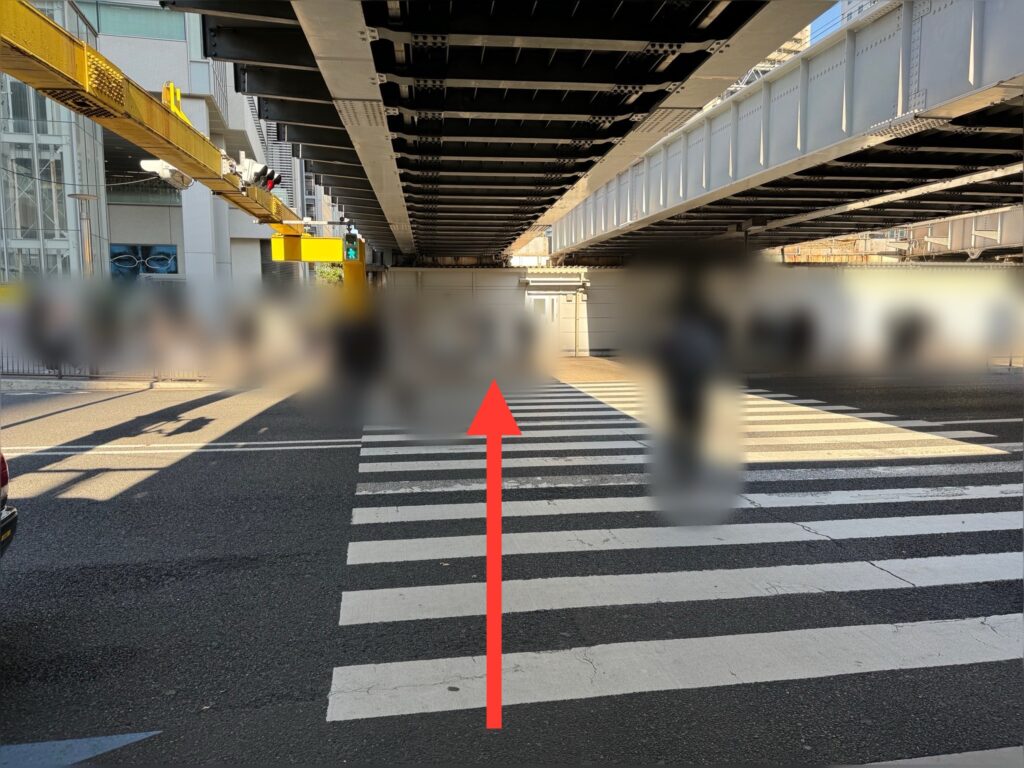 JR浜松町駅北口前の横断歩道を渡る。