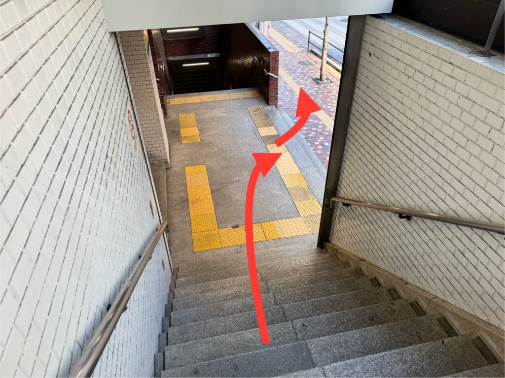 階段を降りたら目の前の横断歩道を渡る。