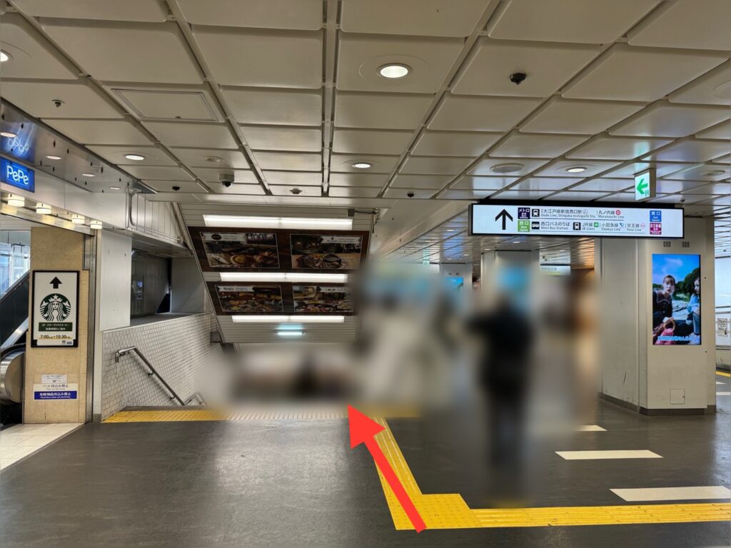 西武新宿駅改札正面口を出たらすぐ左の階段を使い下に降りる。