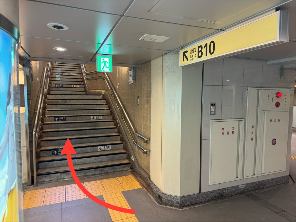 東京メトロ日本橋駅B10出口を出る。