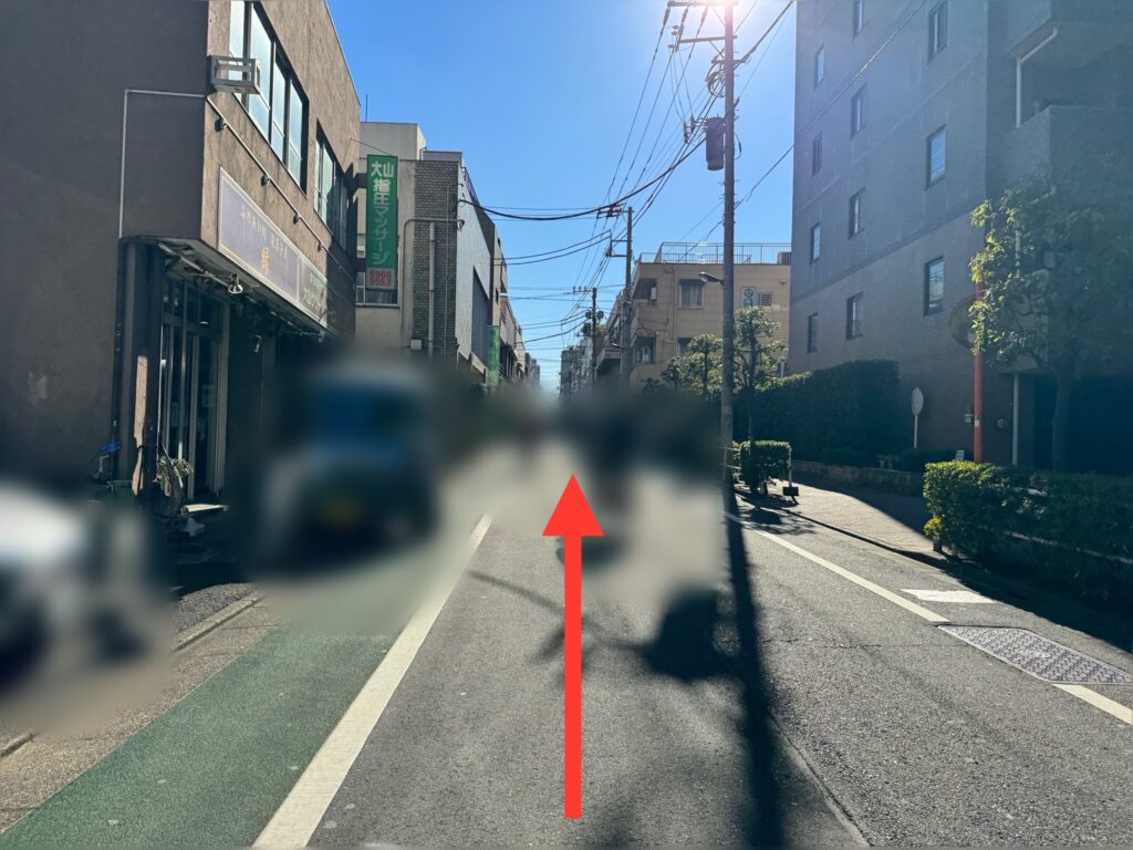 １つ目の十字路まで真っ直ぐに行く。