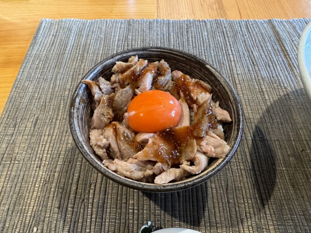 麺屋さくら井（三鷹）の豚ユッケ風ご飯