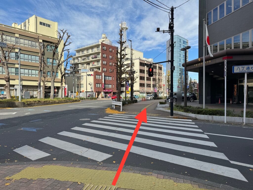 武蔵野警察署前を通り真っ直ぐに行く。